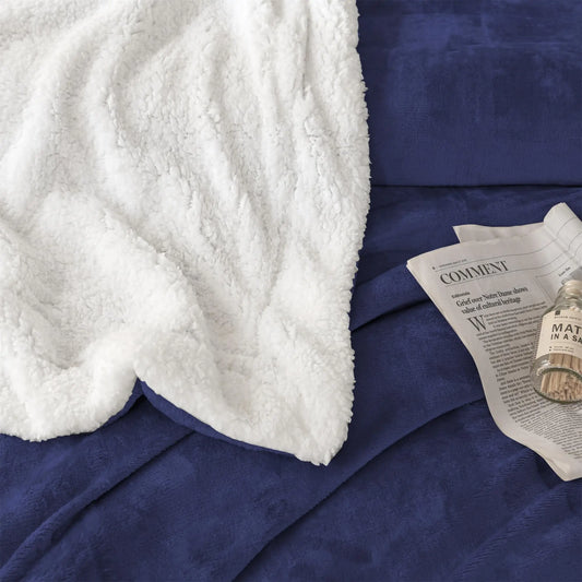 Ultra-Soft Dual-Sided Blanket – Beauty and Comfort Combined