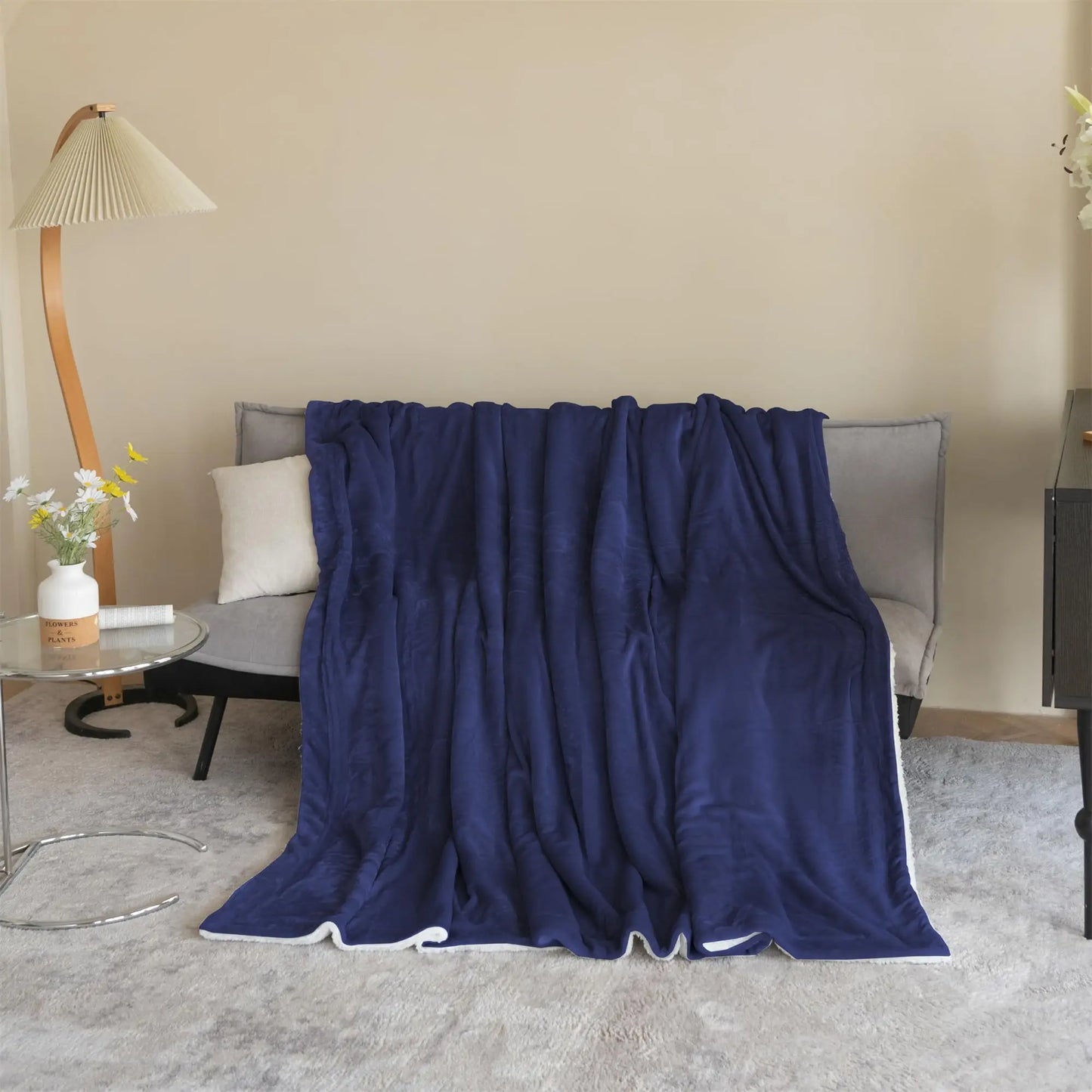 Ultra-Soft Dual-Sided Blanket – Beauty and Comfort Combined