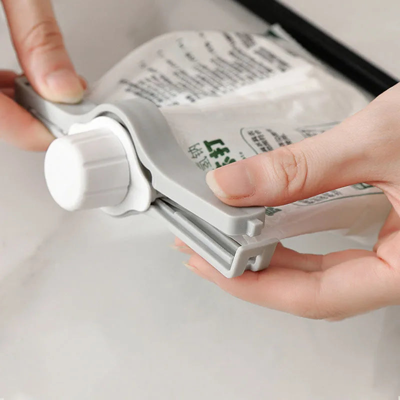 Bag Sealing Clip with Pouring Spout